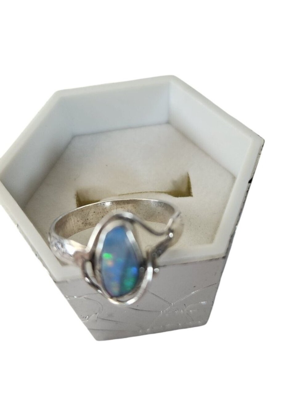 Ring Australian Opal Blue Green Red  Size 61/2  3.1gr 1.5 cm x 1 cm Opal 1 cm x